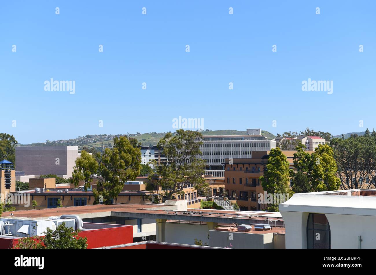 IRVINE, KALIFORNIEN - 16. APRIL 2020: Gebäude und Dächer auf dem Campus der University of California Irvine, UCI. Stockfoto