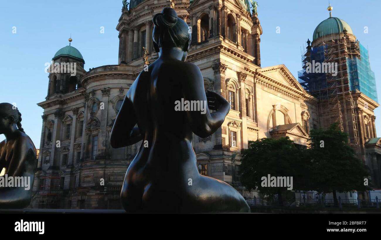 Bronzestatuen an der Spree in Berlin am Berliner Dom - STADT BERLIN, DEUTSCHLAND - 21. MAI 2018 Stockfoto