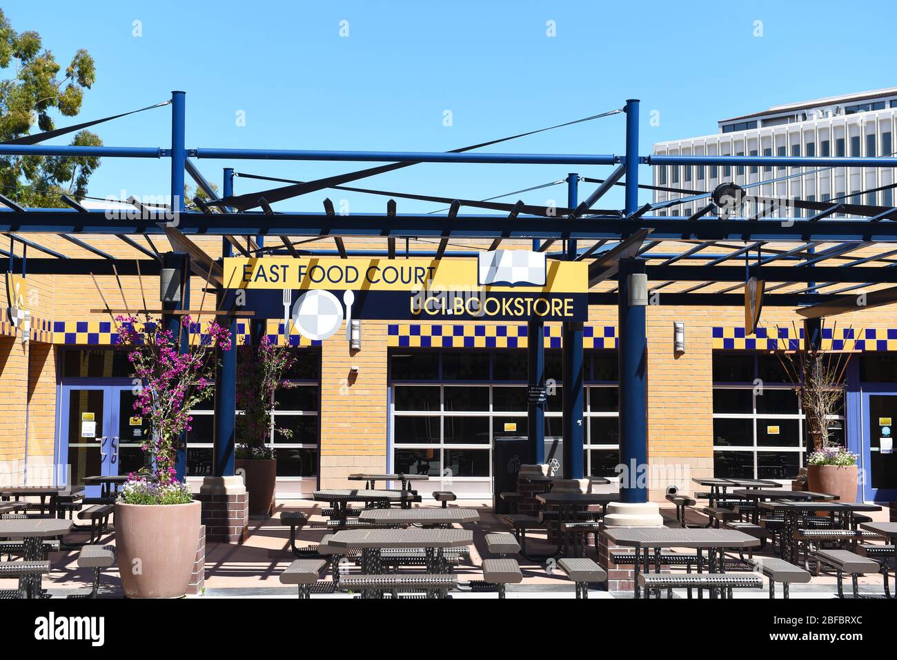 IRVINE, KALIFORNIEN - 16. APRIL 2020: UCI Food Court und Buchhandlung auf dem Campus der University of California Irvine. Stockfoto