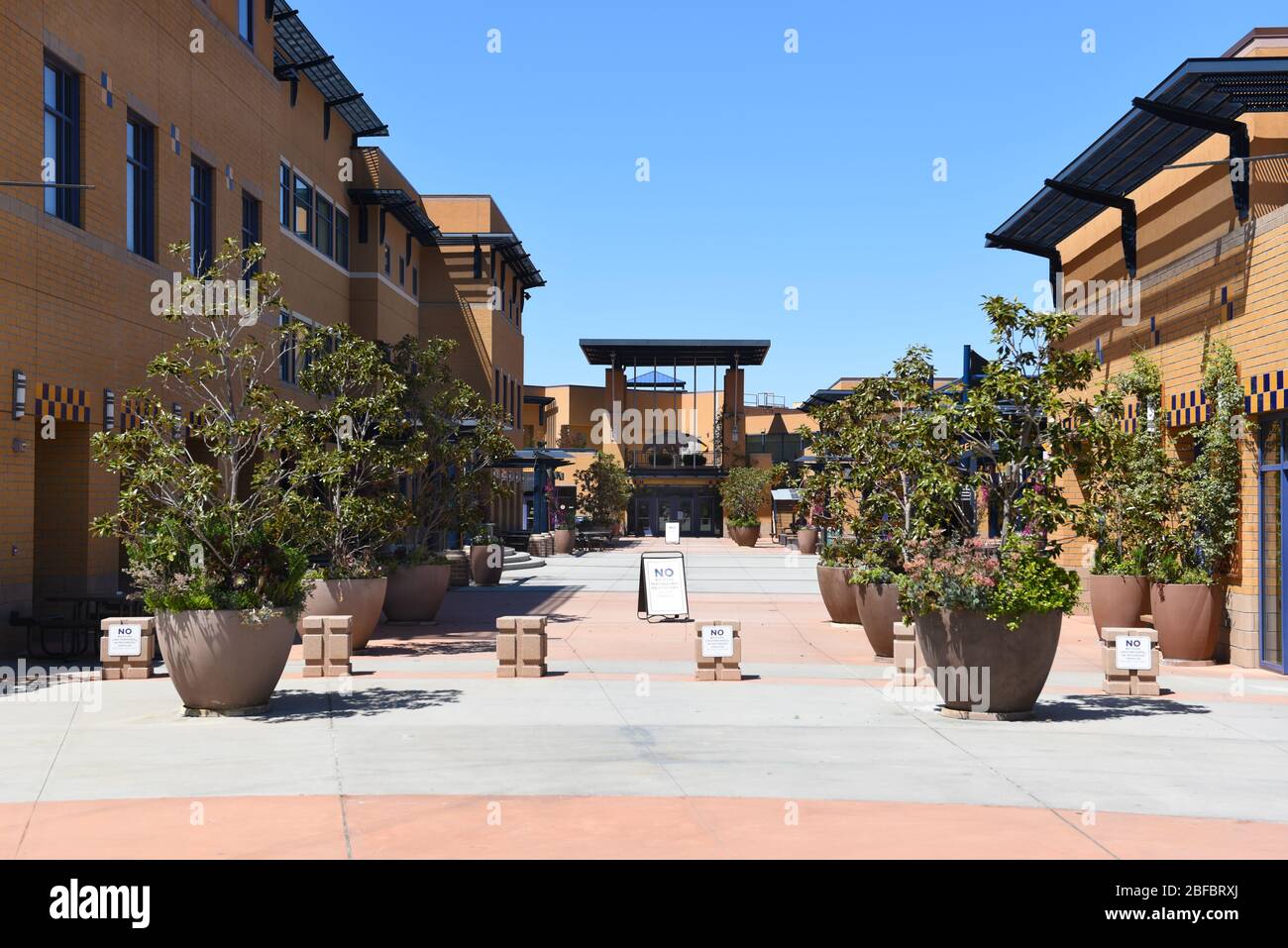 IRVINE, KALIFORNIEN - 16. APRIL 2020: Food Court West auf dem Campus der University of California Irvine, UCI. Stockfoto