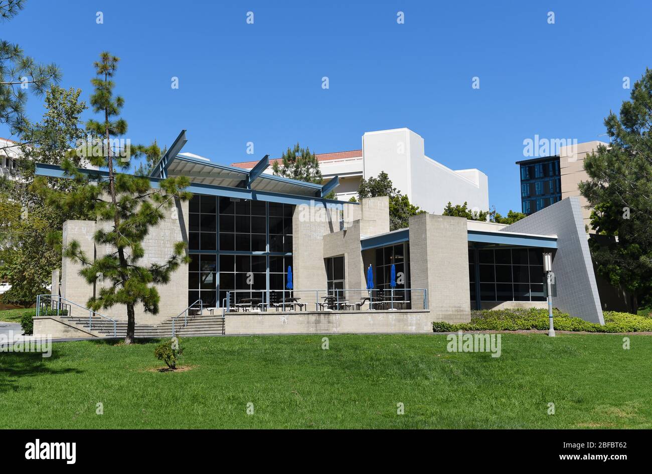 IRVINE, KALIFORNIEN - 16. APRIL 2020: Phoenix Food Court auf dem Campus der University of California Irvine, UCI. Stockfoto