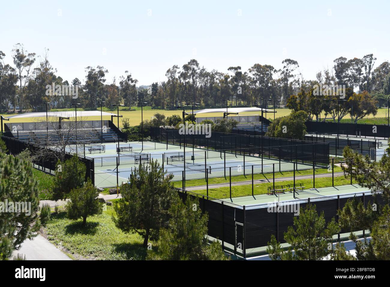 IRVINE, KALIFORNIEN - 16. APRIL 2020: Tennisplätze im Crawford Athletic Complex an der University of California Irvine, UCI. Stockfoto