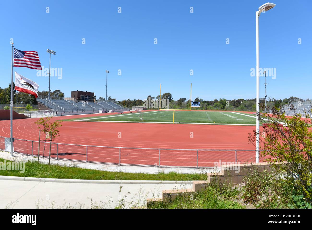 IRVINE, KALIFORNIEN - 16. APRIL 2020: Fußballstadion an der University High School, der ersten High School in Irvine, ist eine öffentliche Schule mit der höchsten Bewertung in Orang Stockfoto