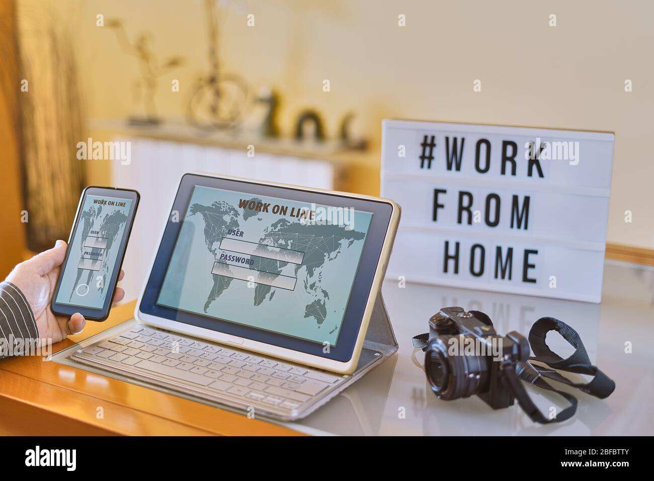 Hände eines Mannes, der von zu Hause aus an einem Laptop arbeitet, weil er wegen Coronavirus oder covid-19 eingesperrt ist Stockfoto