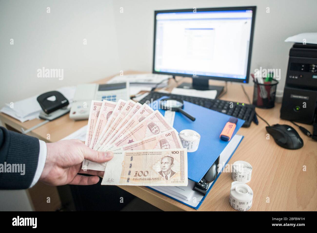 Bosnische Geld, Steuern, Korruption, Rechnungen, Revision, Geldbetrug. Stockfoto