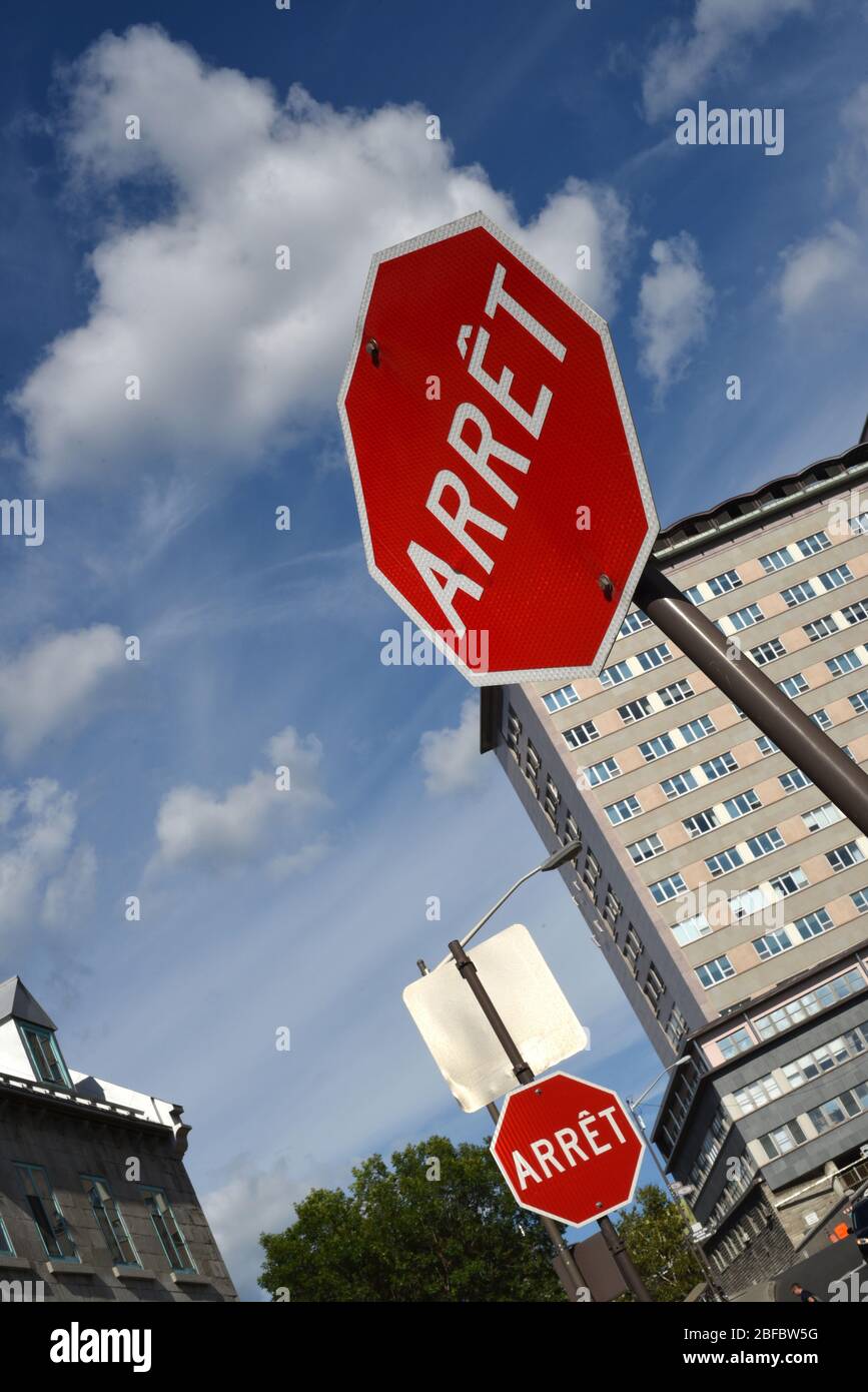 Zwei Stoppschilder lesen Arret in Französisch in Quebec City, Quebec, Kanada. Stockfoto