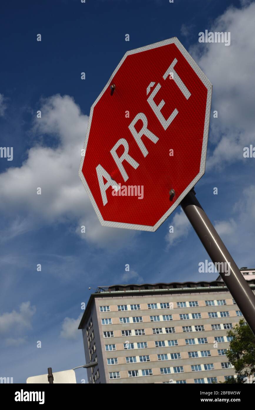 Stoppschild steht Arret in Französisch in Quebec City, Quebec, Kanada. Stockfoto