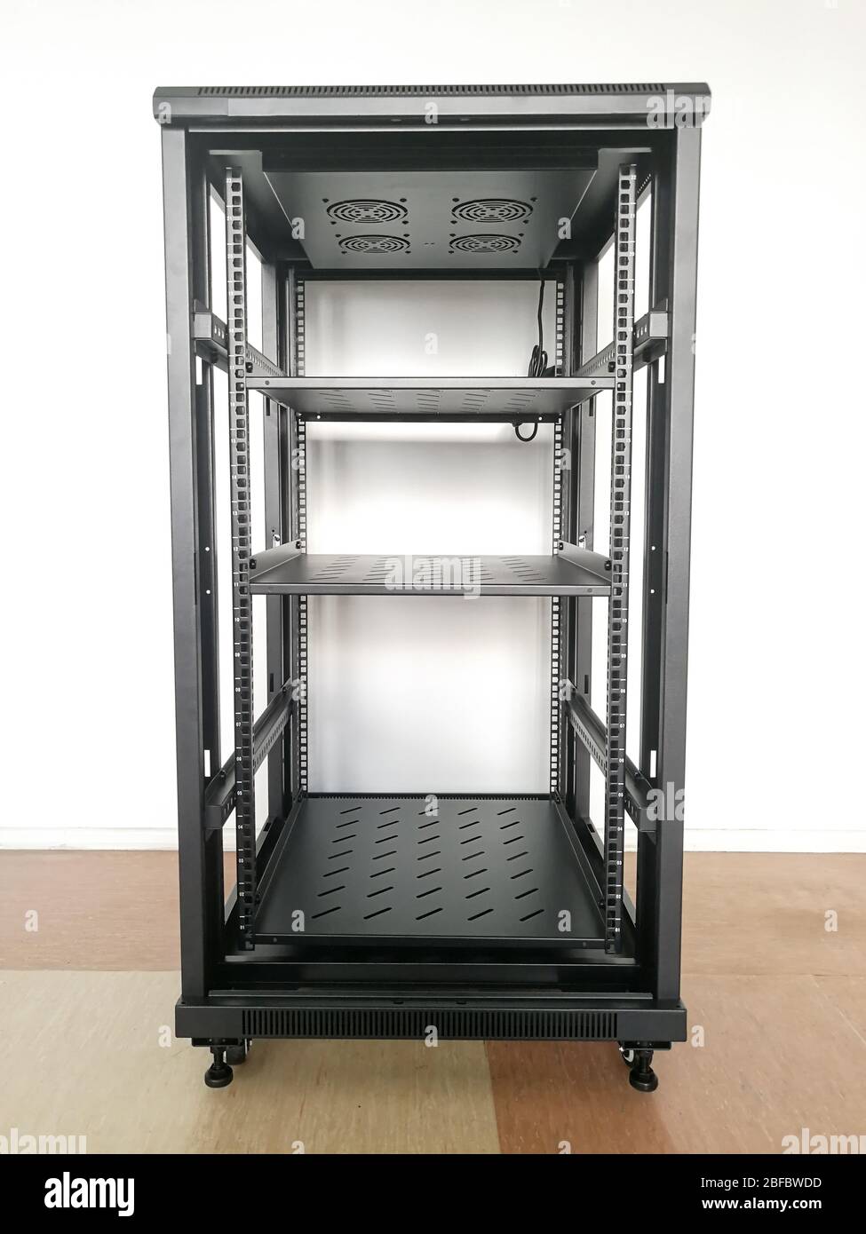 19'' Industrie-Rack (19-Zoll-Rack) für Telekommunikationsgeräte oder -Server Stockfoto