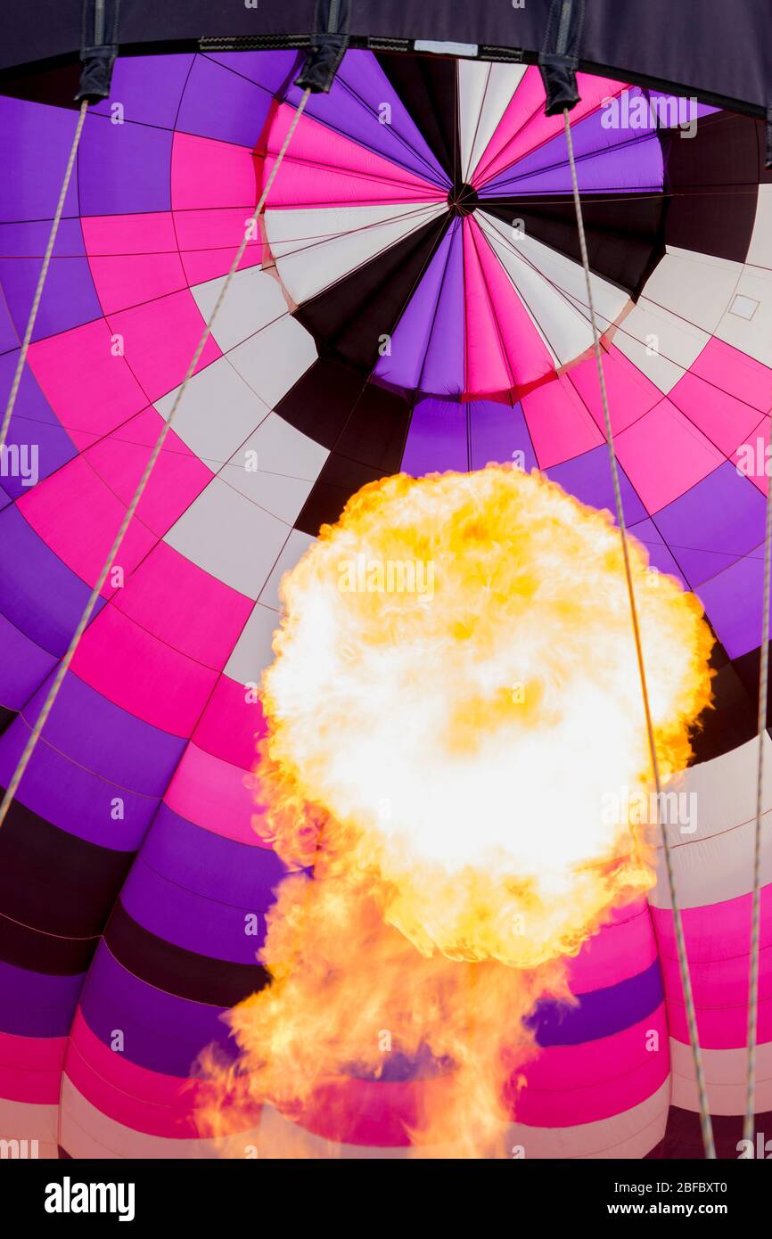 Innenbild eines heißen Ballons, der zum Start aufbricht Stockfoto