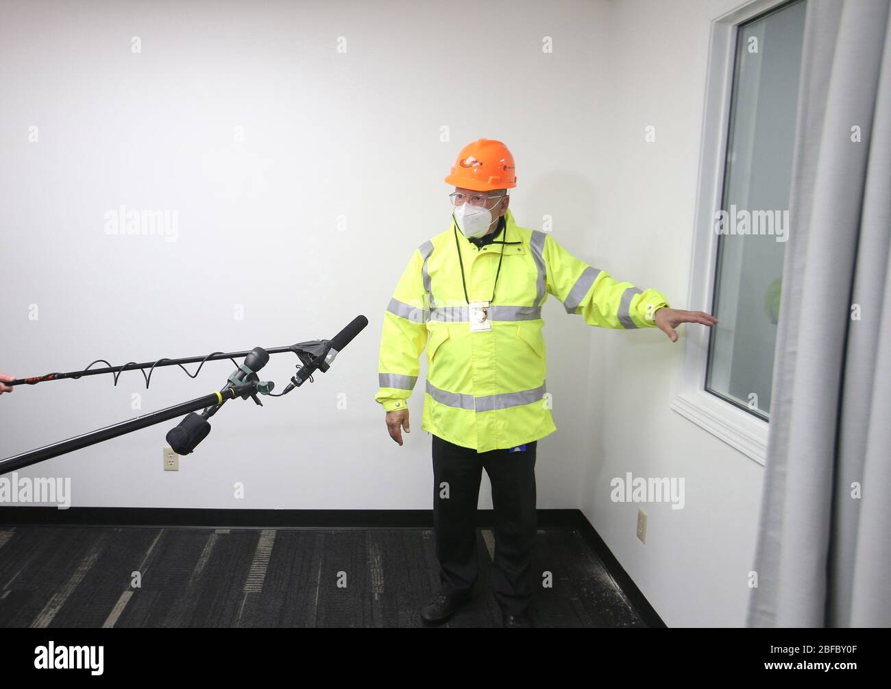 Earth City, Missouri, USA. April 2020. Rabbi Mark schüttelte, zeigt Reportern, wie Familienmitglieder einen geliebten Menschen durch ein Fenster in einer ÜberlaufLeichenhalle in Earth City, Missouri am Freitag, den 17. April 2020, sehen würden. Das in nur zehn Tagen errichtete würdige Transferzentrum ist eine 29,000 Quadratmeter große Einrichtung, die aus Vorsorge gebaut wurde und Krankenhäusern, Leichenhallen und Beerdigungshäusern Hilfe bietet. Quelle: UPI/Alamy Live News Stockfoto