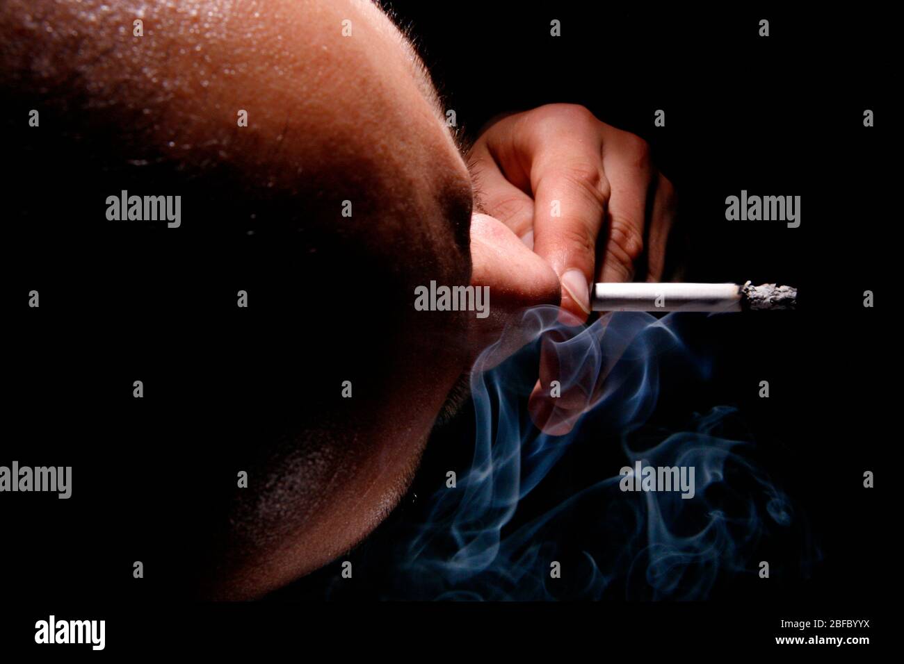 Ein Mann raucht eine Zigarette, von oben fotografiert Stockfoto