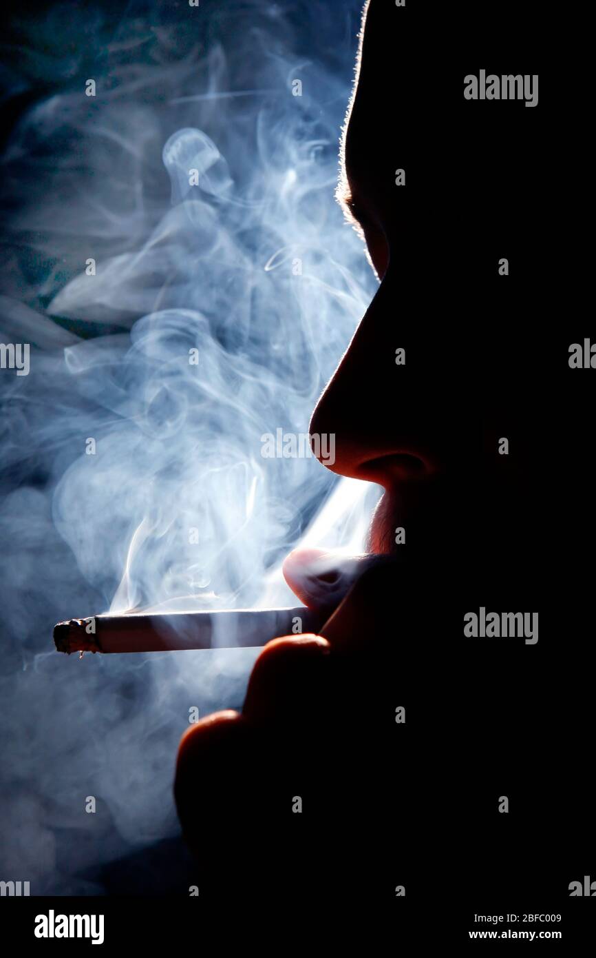 Eine Silhouette Bild eines Mannes, eine Zigarette rauchend Stockfoto