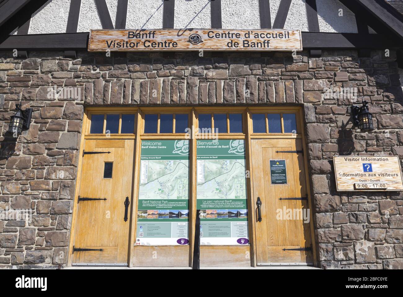 Eingang zum Banff Visitor Center Building an der Main Street. Parks Canada geschlossene Einrichtungen und Fahrzeugzugang aufgrund der COVID-19 Coronavirus Pandemie Stockfoto