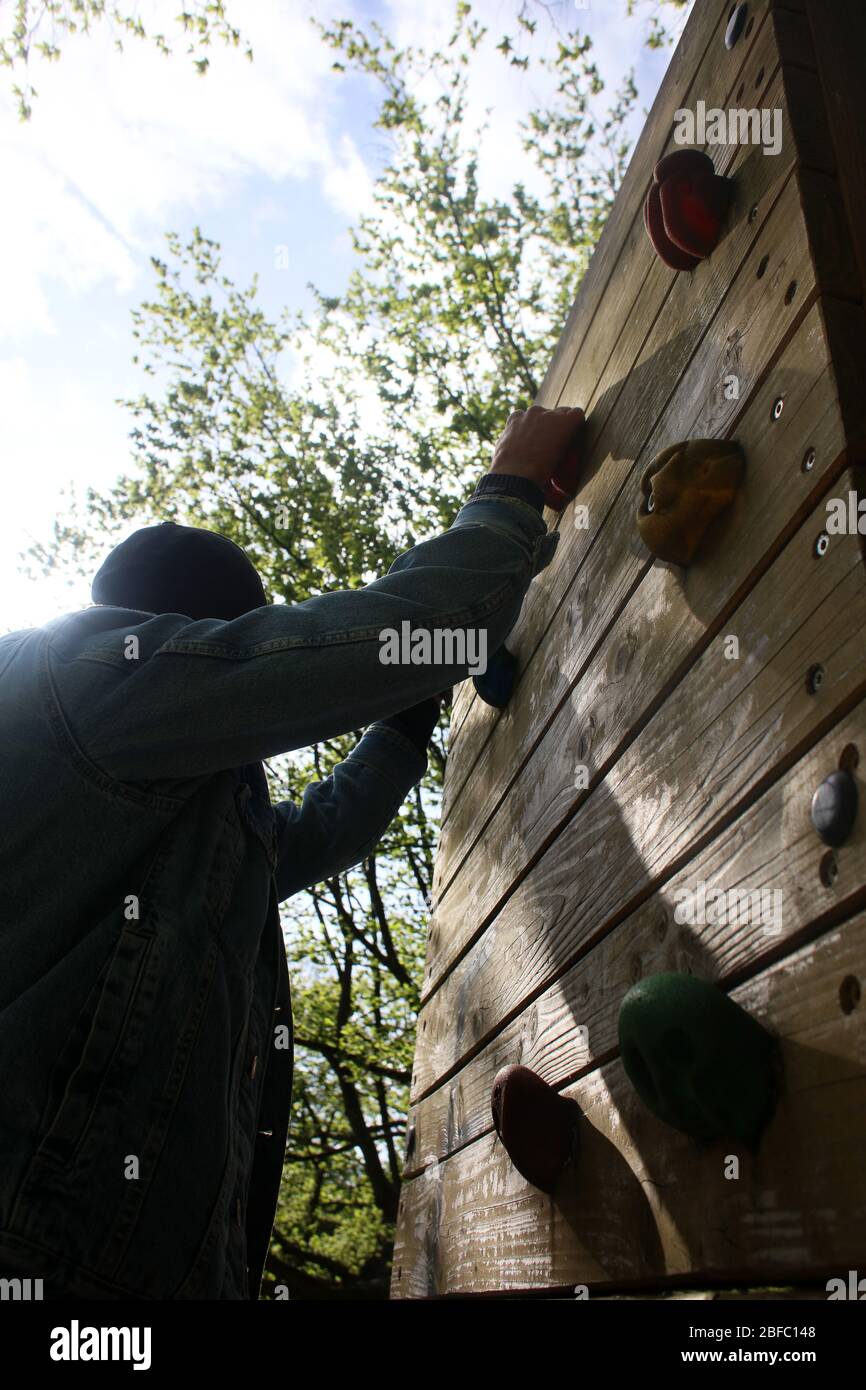 Dorsten, Deutschland, Samstag 18 April 2020 Menschen Aktivität Mann allein Modellierung mit covid-19 Drucke Stockfoto