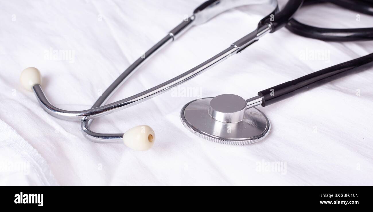 Medizinisches Stethoskop auf weißem Hintergrund. Coronavirus pandemic covid-19. Stockfoto