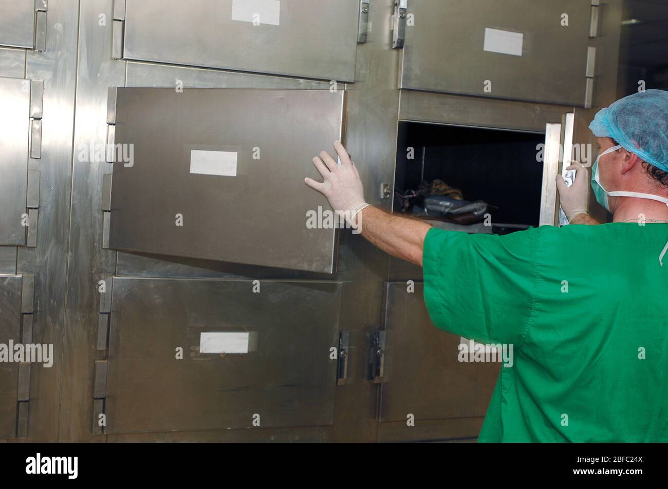 Ein Leichenhalle Techniker entzieht ein menschliches Körpers ein Tiefkühllager. Stockfoto