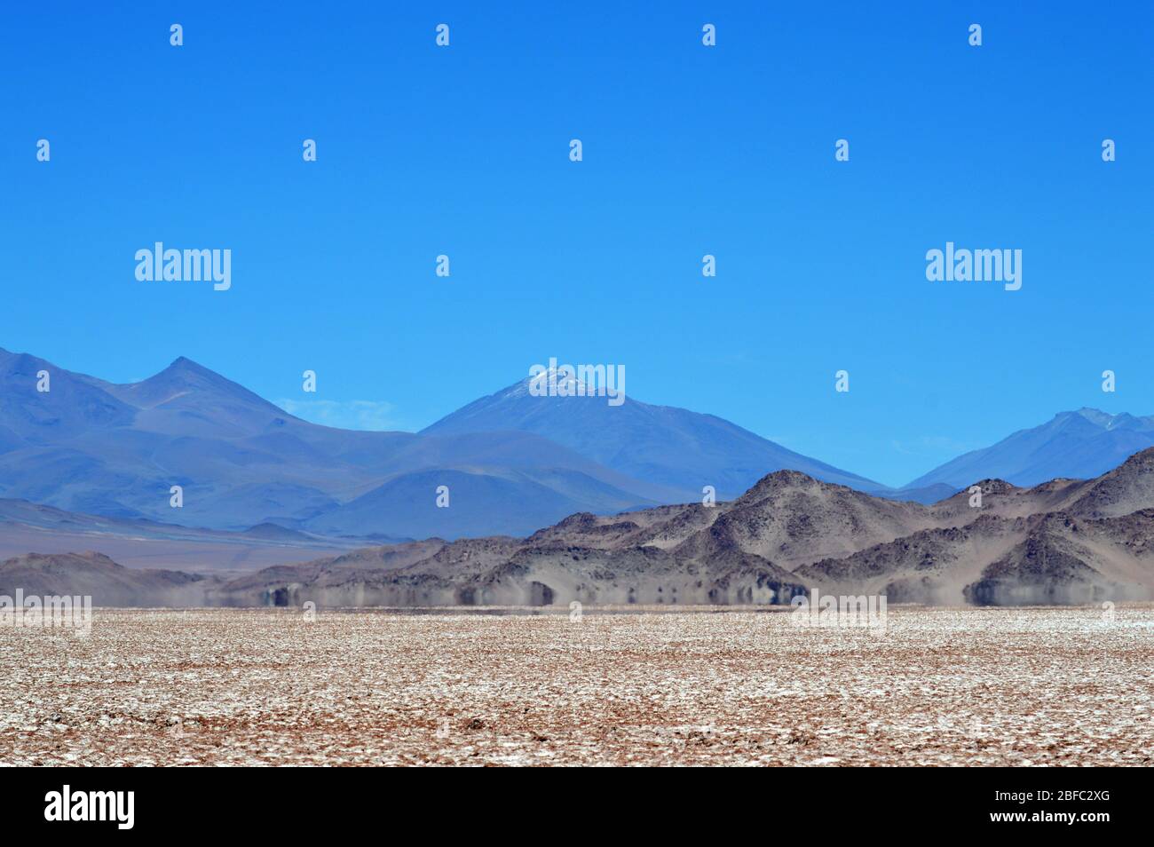 Schöne Aussicht auf die unregelmäßige Oberfläche der Salzfläche von Arizaro, Produkt von prähistorischen Vulkanausbrüchen. Tolar Grande, Salta, Argentinien Stockfoto