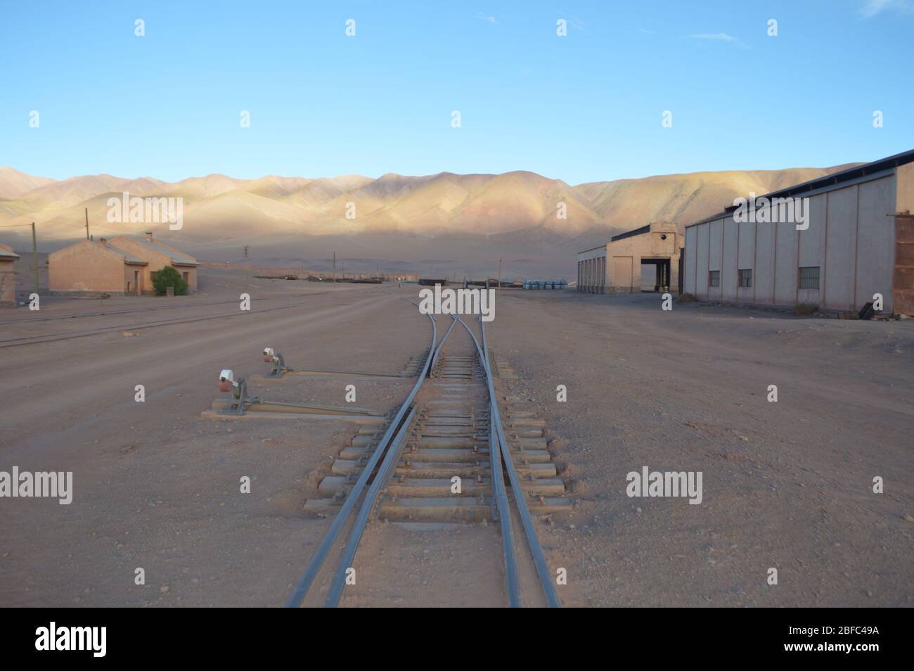 Alte Werkstätten und Eisenbahnen oder Bahngleise im Tolar Grande Bahnhof. Salta, Argentinien Stockfoto