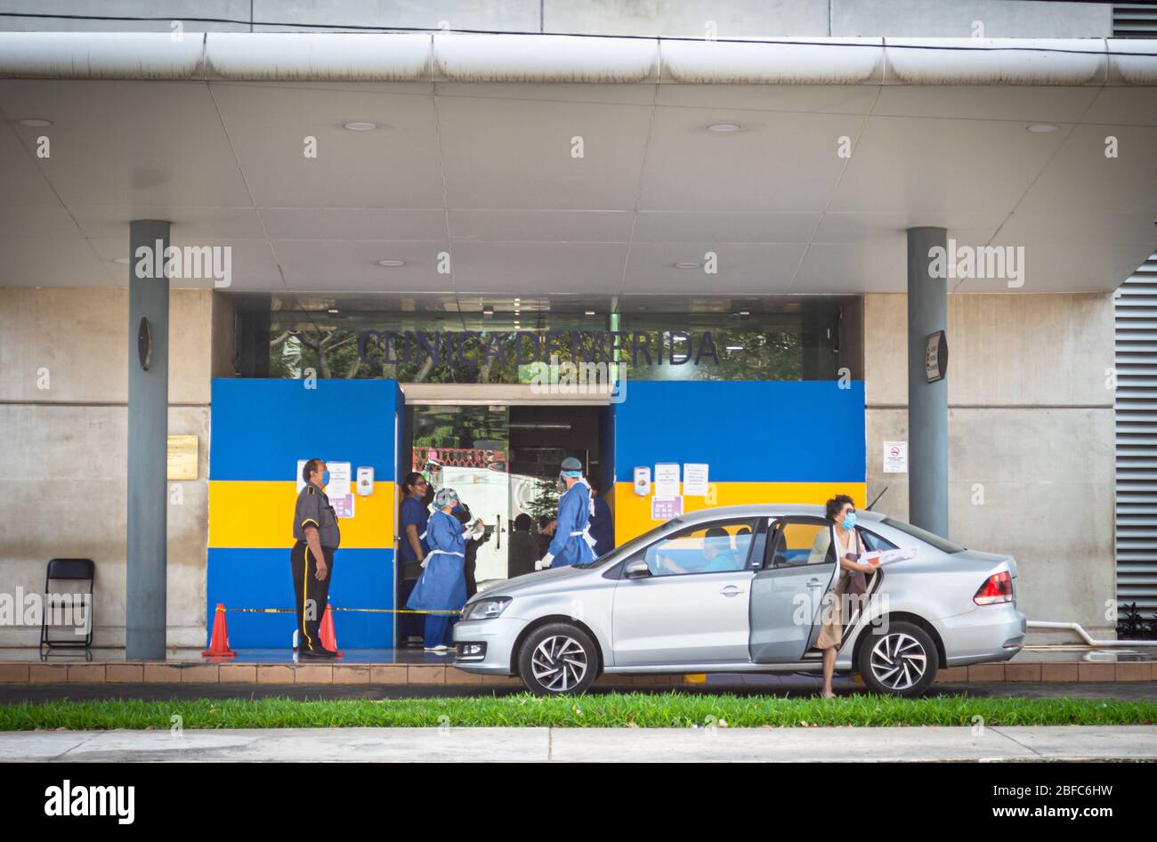 Medizinisches Personal Screening Temperatur in einem privaten Krankenhaus in Merida, Mexiko, während des Coronavirus Covid 19 Ausbruch. Stockfoto