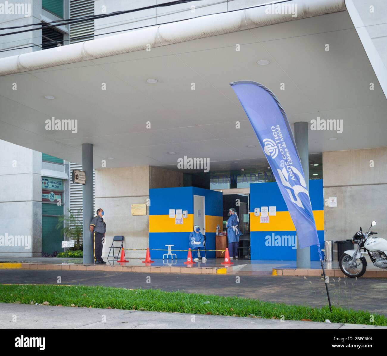 Medizinisches Personal Screening Temperatur in einem privaten Krankenhaus in Merida, Mexiko, während des Coronavirus Covid 19 Ausbruch. Stockfoto