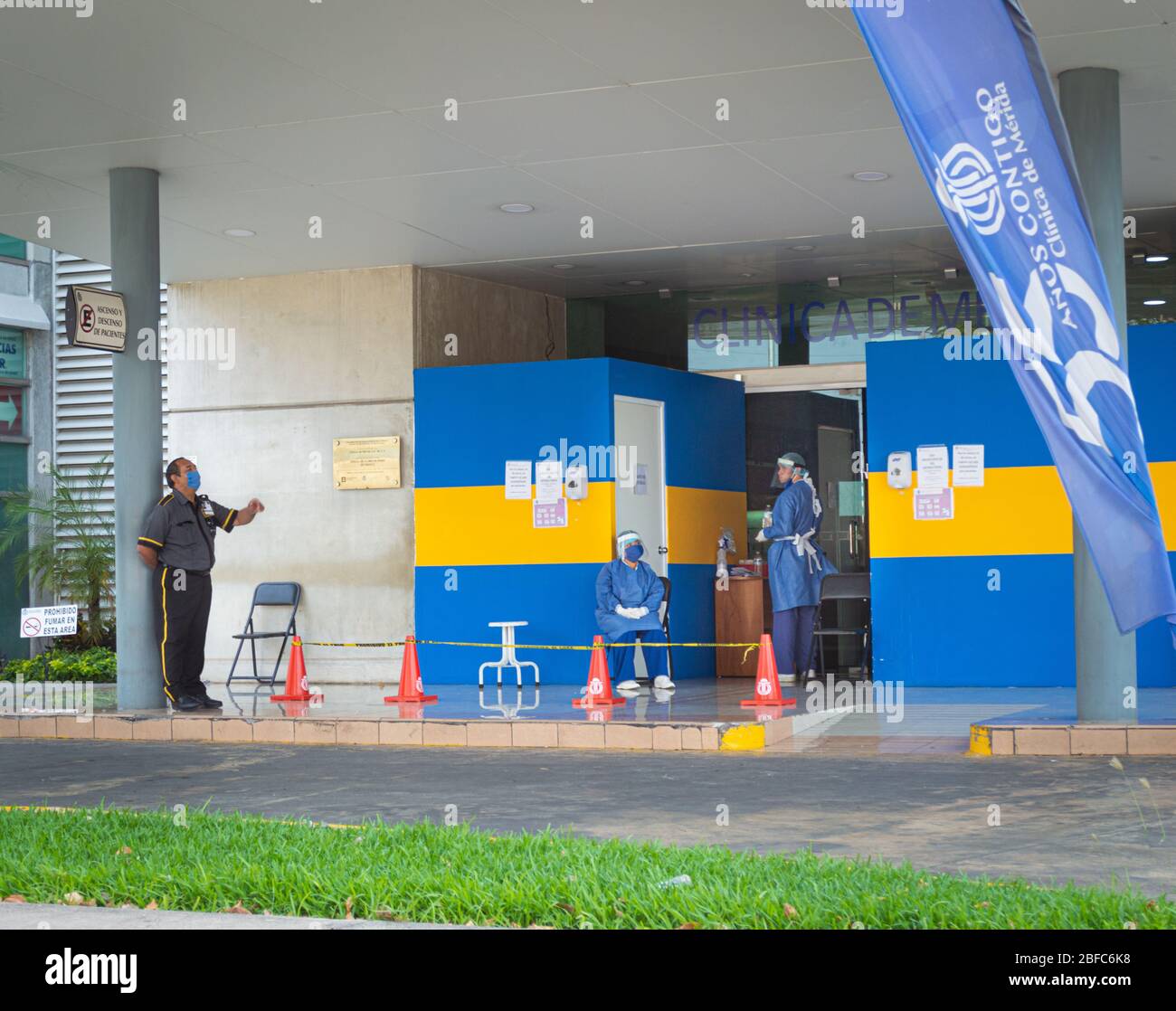 Medizinisches Personal Screening Temperatur in einem privaten Krankenhaus in Merida, Mexiko, während des Coronavirus Covid 19 Ausbruch. Stockfoto