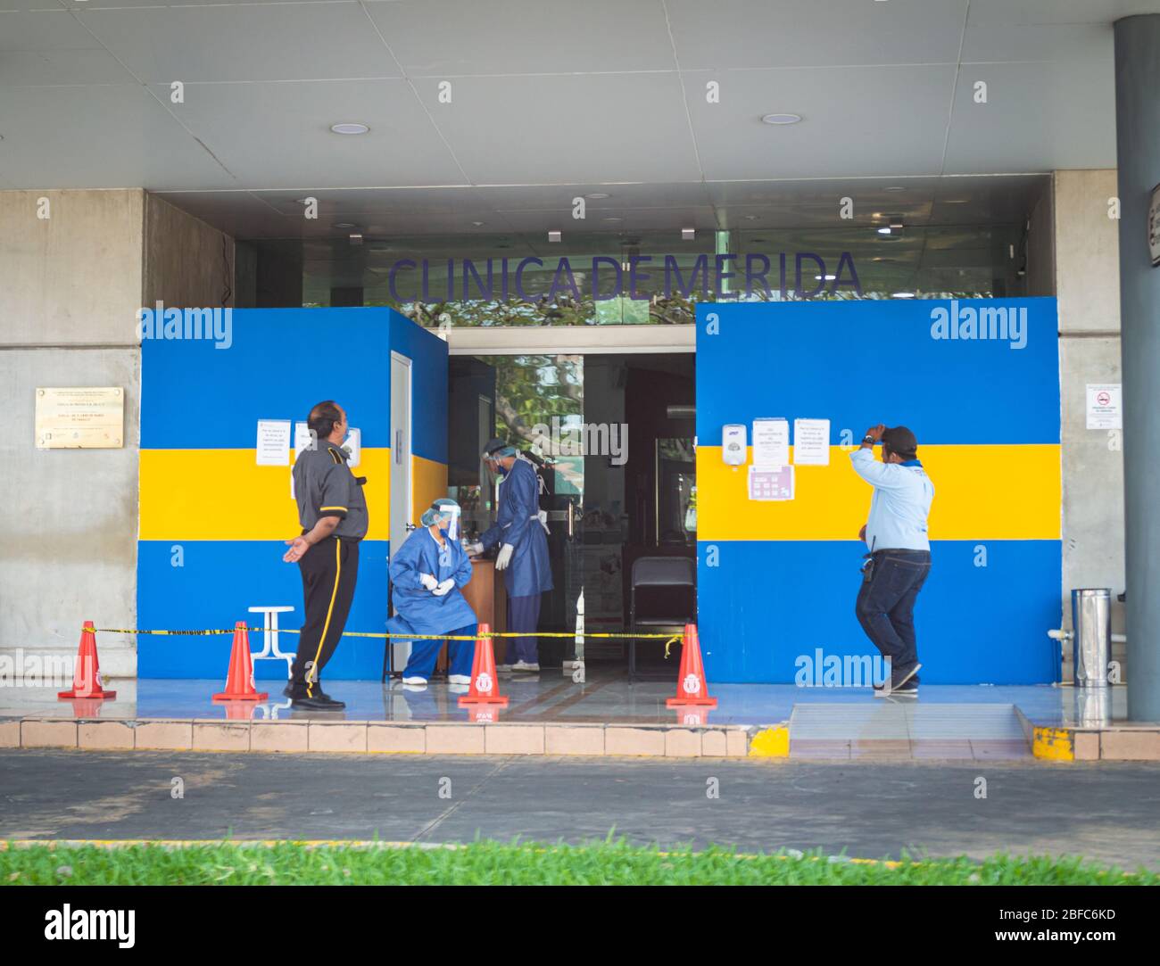 Medizinisches Personal Screening Temperatur in einem privaten Krankenhaus in Merida, Mexiko, während des Coronavirus Covid 19 Ausbruch. Stockfoto