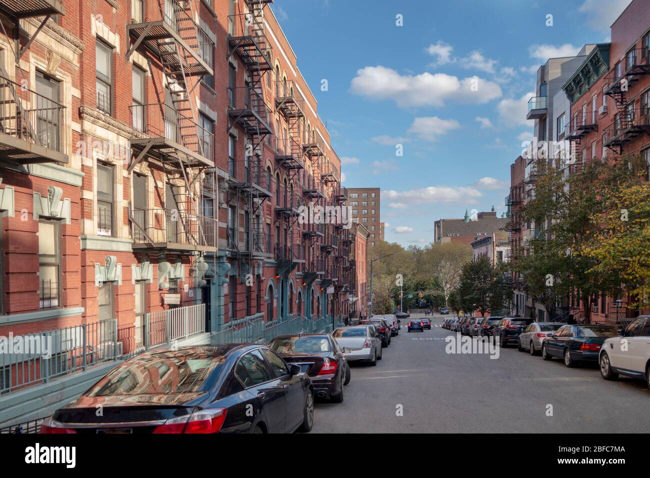 Reihen Sie historische Backsteingebäude in einer der ikonischen Straßen in einem Viertel von New York City Stockfoto