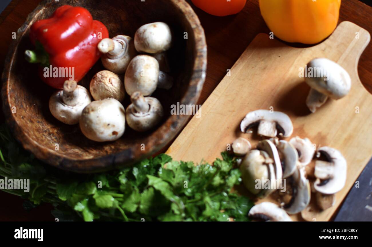 Bis zum Leben von Gemüse einschließlich Pilze, Paprika, Koriander Stockfoto