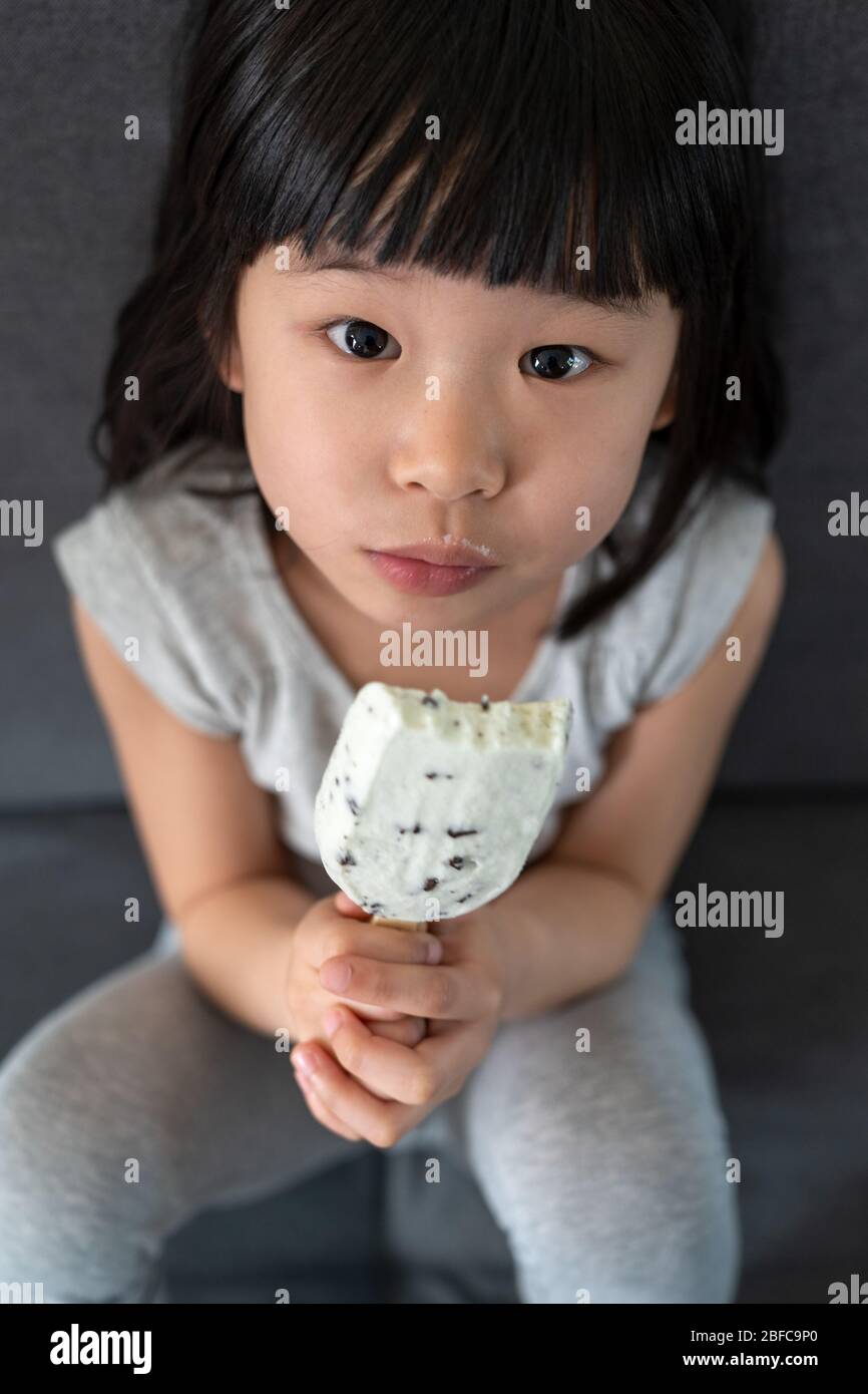 Nettes Kleinkind Mädchen essen Eis Stockfoto