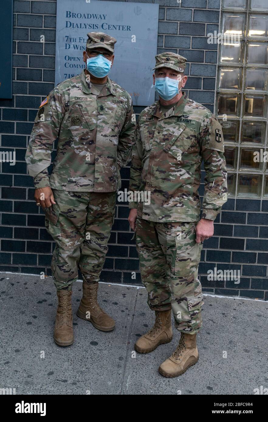 New York, NY - 17. April 2020: Mitglieder der US Army Reserve nehmen an der Ansprache des Bürgermeisters Bill de Blasio um 19 Uhr Teil, um sich für ihre Arbeit während der COVID-19 Pandemie im Elmhurst Hospital zu bedanken Stockfoto