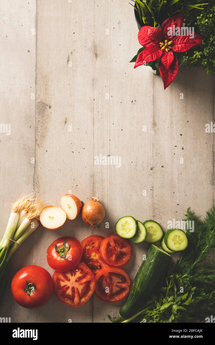 Helle Farbe Holzhintergrund mit Gemüse und Blumen Stockfoto