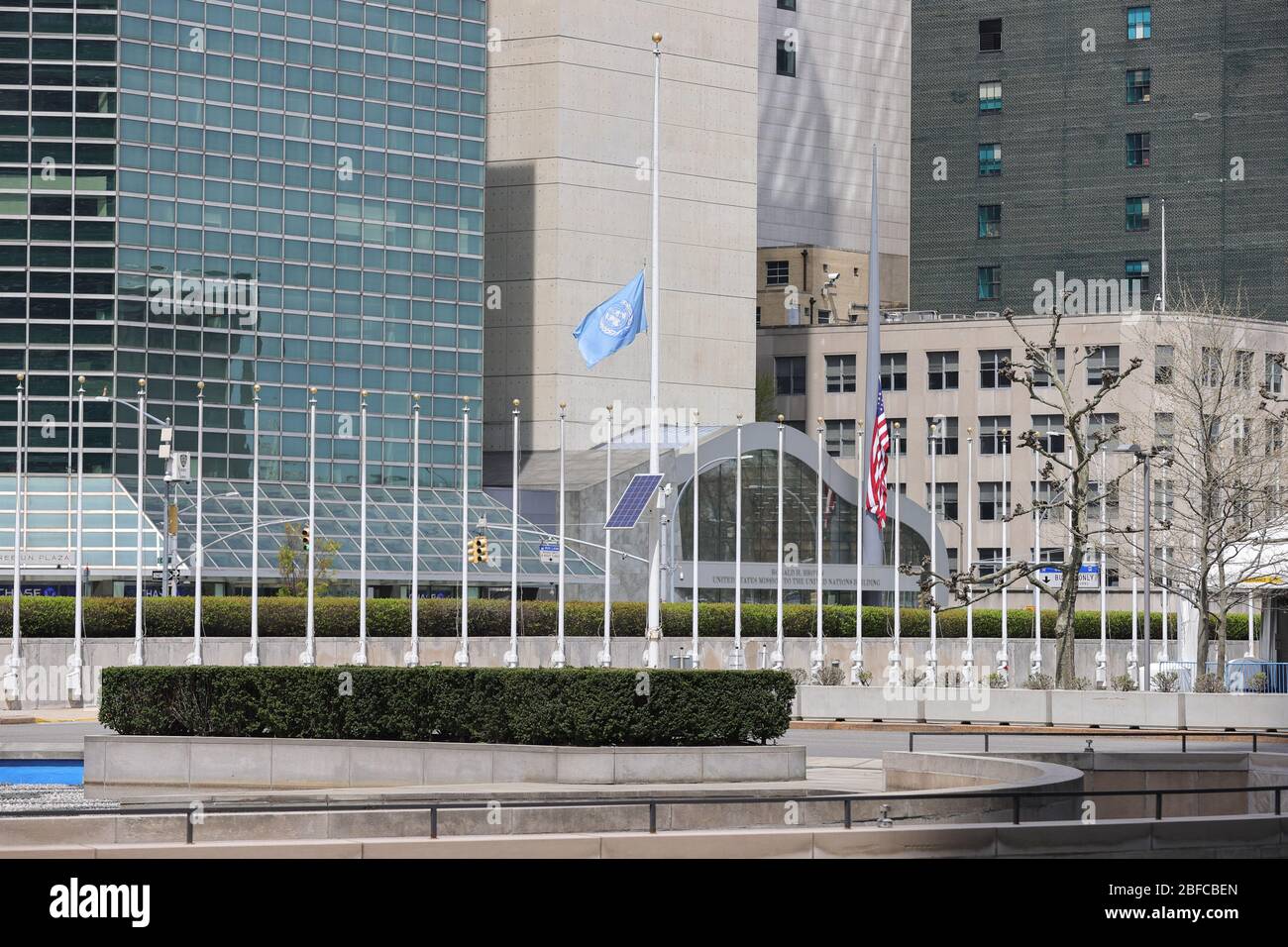 United Nations, New York, USA, 17. April 2020 - EIN Blick auf die UN-Flagge bei Half-Staff auf einem leeren UN-Hauptquartier. Seit dem 10. März ist das UNHQ wegen des Coronavirus (COVID-19)-Ausbruchs für die öffentlichen Diplomaten und Mitarbeiter geschlossen. Foto: Luiz Rampelotto/EuropaNewswire BILDNACHWEIS OBLIGATORISCH. Weltweit verwendet Stockfoto