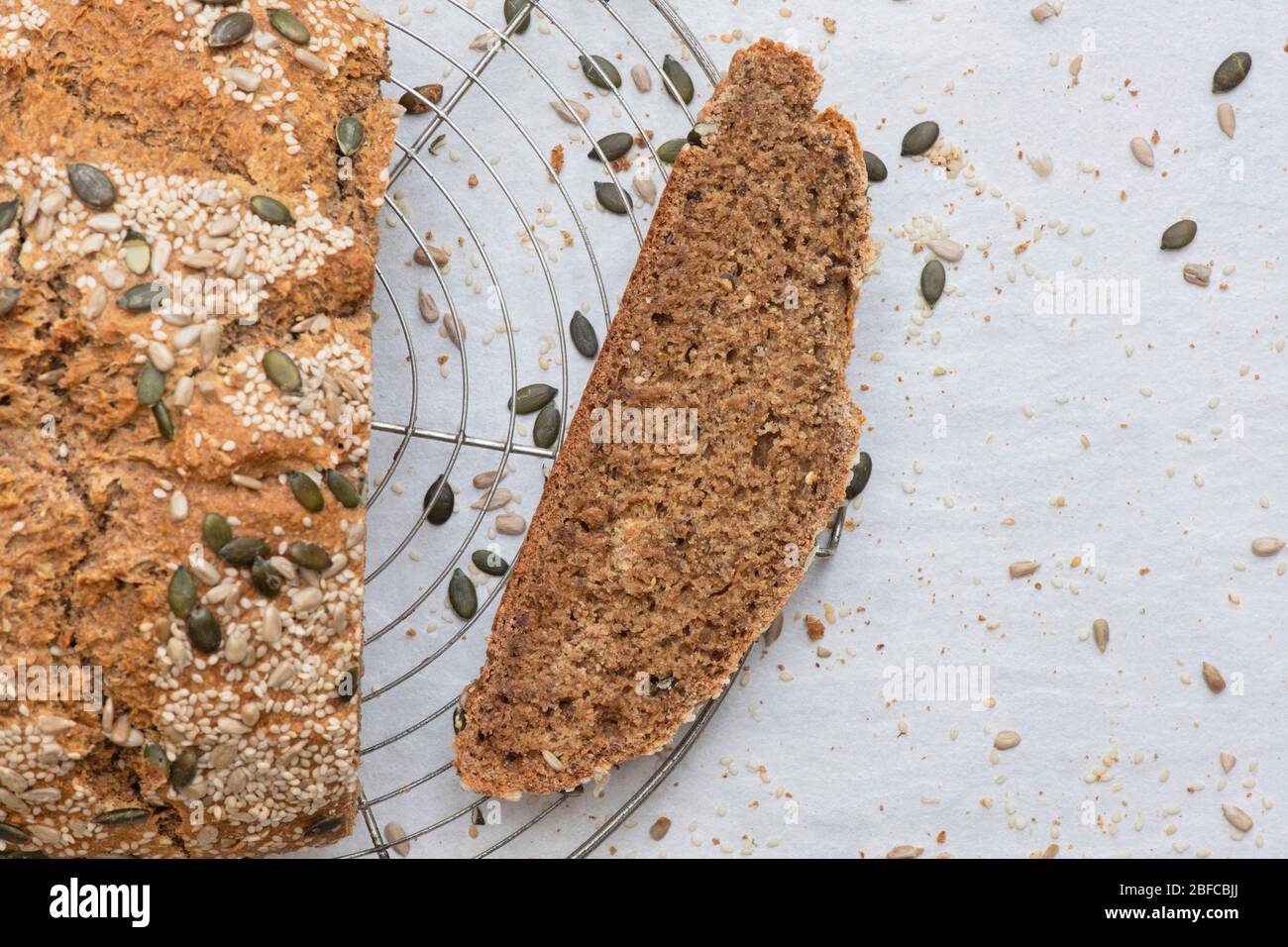 Selbstgebackenes Soda-Dinkelbrot auf weißem Hintergrund Stockfoto