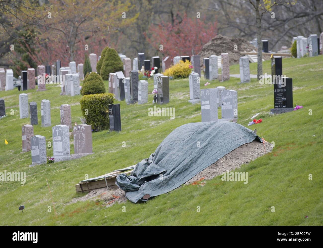 Bronx, Usa. April 2020. Am Freitag, den 17. April 2020, wartet ein neu ausgegrabenes Grab auf dem Gelände des Woodlawn Cemetery im Stadtteil Bronx von New York City auf seine Befüllung. Die Zahl der Todesopfer des Coronavirus stieg weiter an, mit über 700 neuen Todesfällen von COVID-19, die bis heute auf über 12,000 Todesopfer ansteigen. Foto von John Angelillo/UPI Quelle: UPI/Alamy Live News Stockfoto