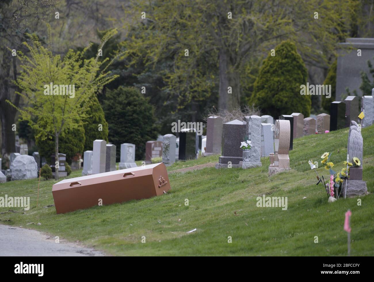Bronx, Usa. April 2020. Grabsteine und ein leeres Gewölbe für eine Schatulle befinden sich am Freitag, den 17. April 2020, auf dem Gelände des Woodlawn Cemetery im Stadtteil Bronx von New York City. Die Zahl der Todesopfer des Coronavirus stieg weiter an, mit über 700 neuen Todesfällen von COVID-19, die bis heute auf über 12,000 Todesopfer ansteigen. Foto von John Angelillo/UPI Quelle: UPI/Alamy Live News Stockfoto