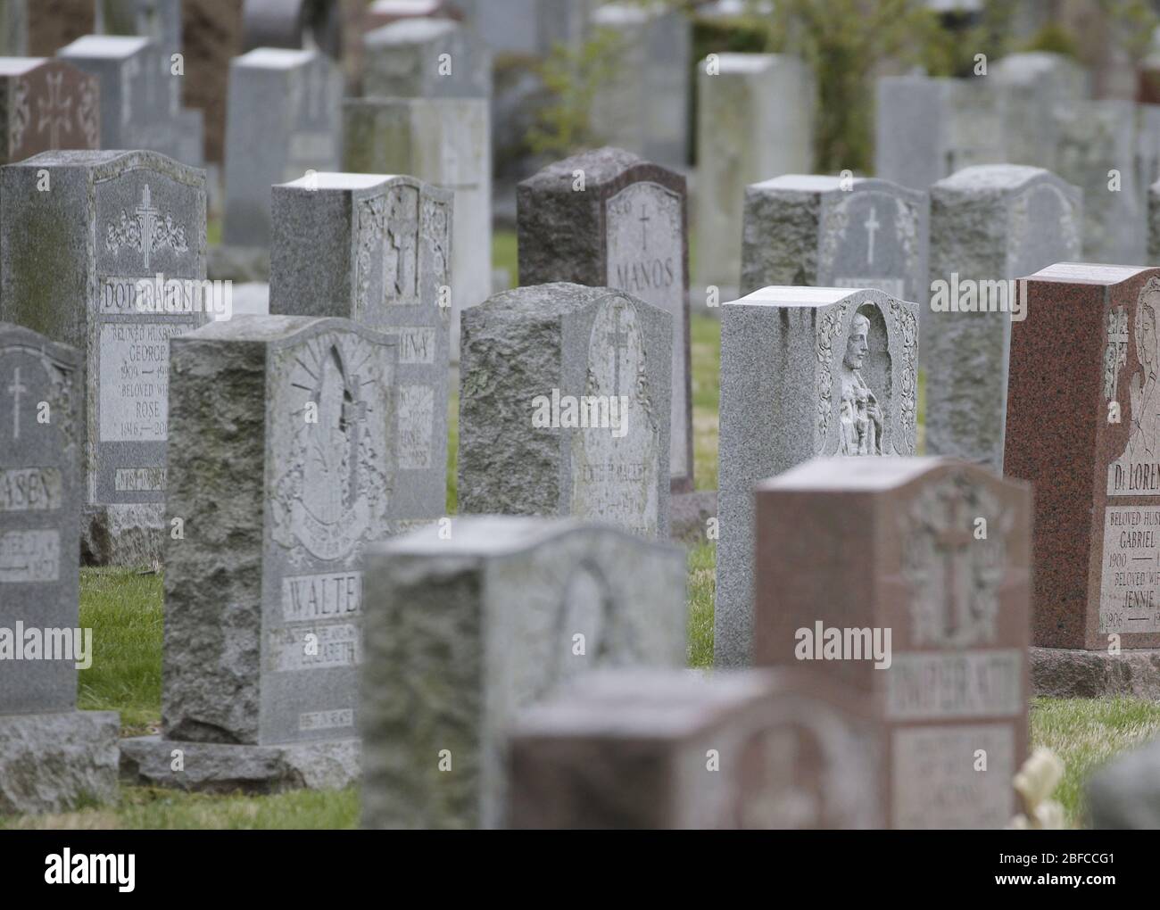 Bronx, Usa. April 2020. Grabsteine sind am Freitag, den 17. April 2020, auf dem Woodlawn Cemetery im Bronx Borough of New York City nebeneinander. Die Zahl der Todesopfer des Coronavirus stieg weiter an, mit über 700 neuen Todesfällen von COVID-19, die bis heute auf über 12,000 Todesopfer ansteigen. Foto von John Angelillo/UPI Quelle: UPI/Alamy Live News Stockfoto
