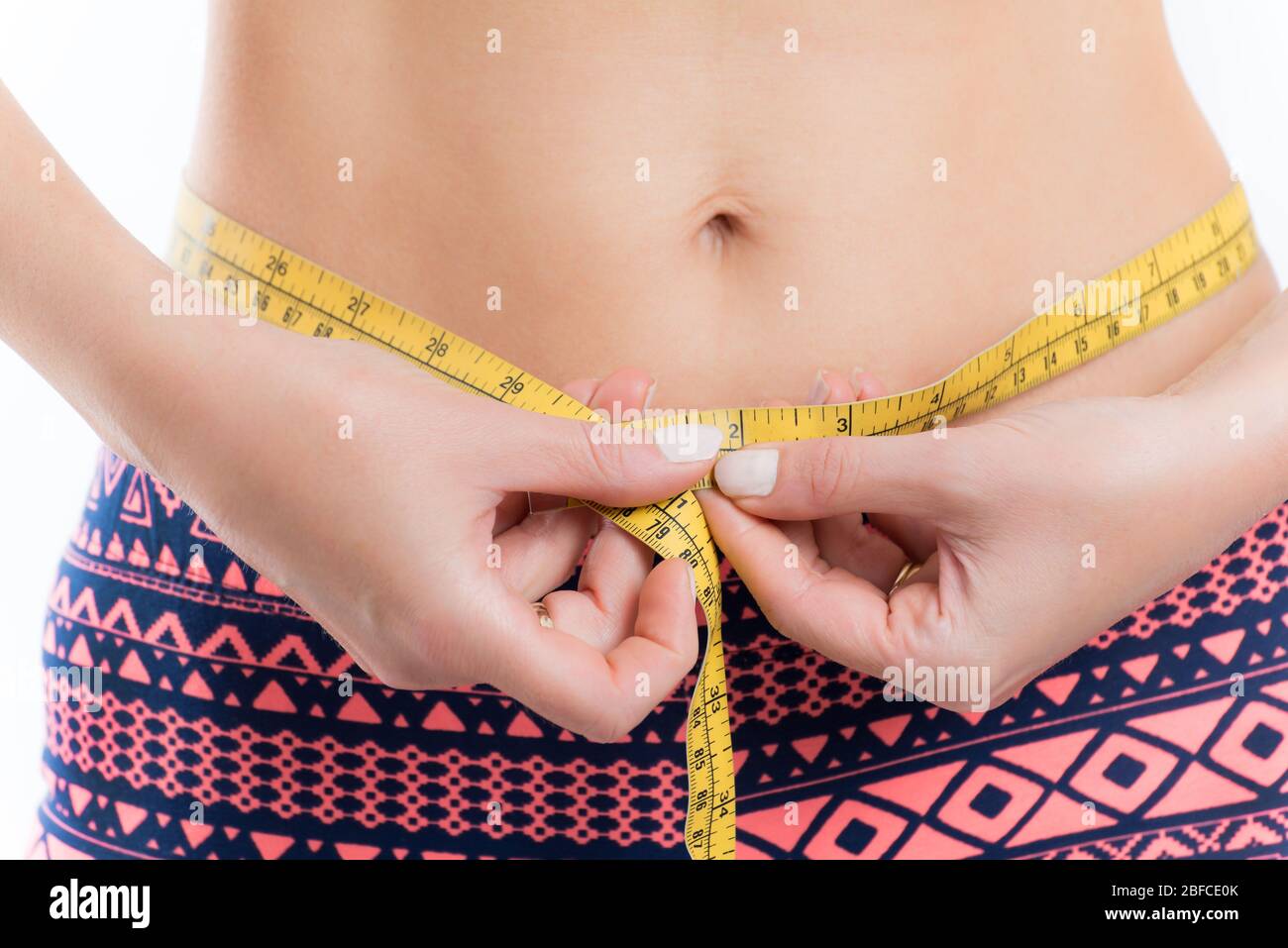 Fitness Frau messen ihre Taille Gewichtsverlust Stockfoto