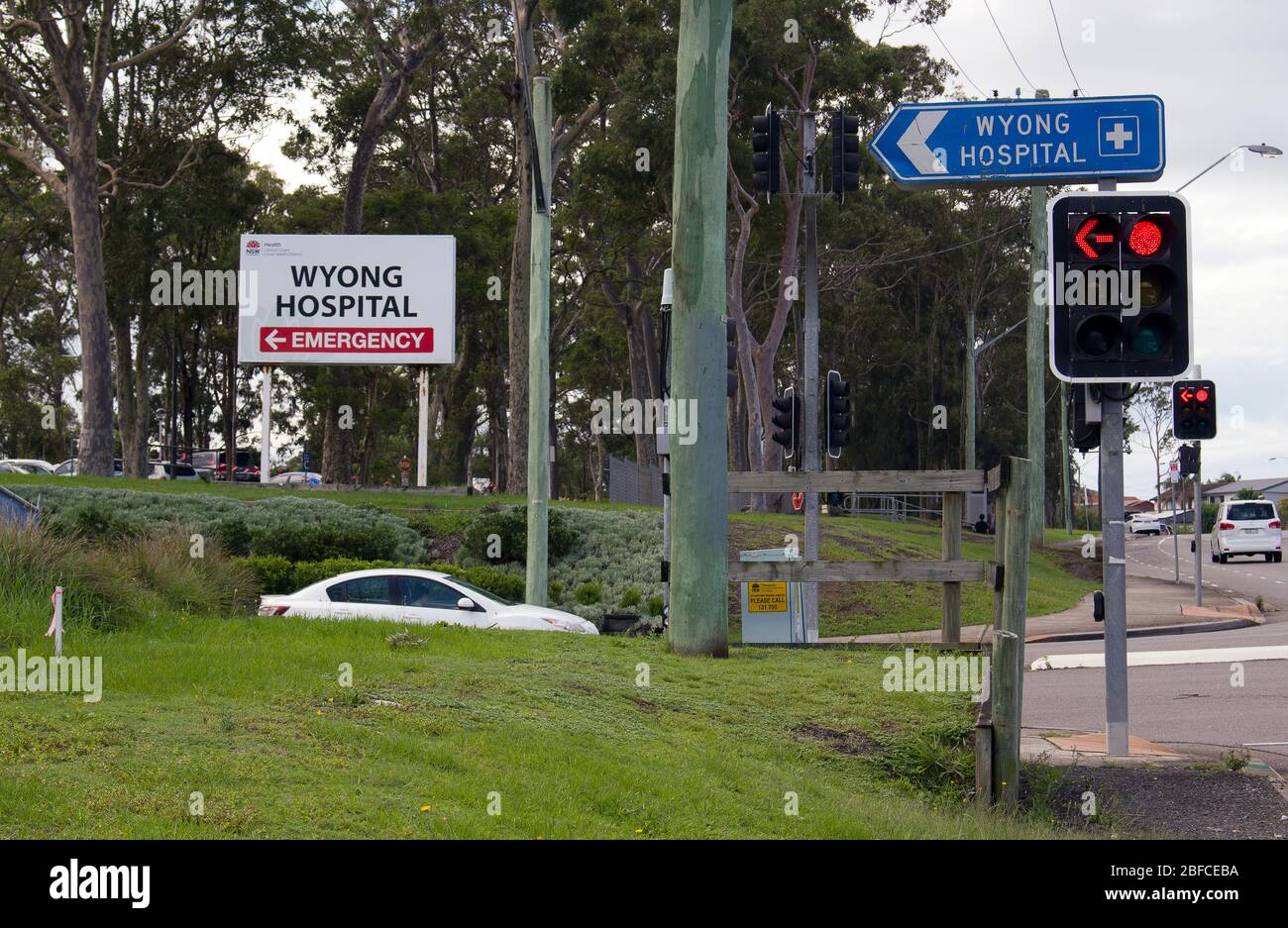 Schilder, die auf den Haupteingang des öffentlichen Krankenhauses Wyong und der Notaufnahme hindeuten Stockfoto