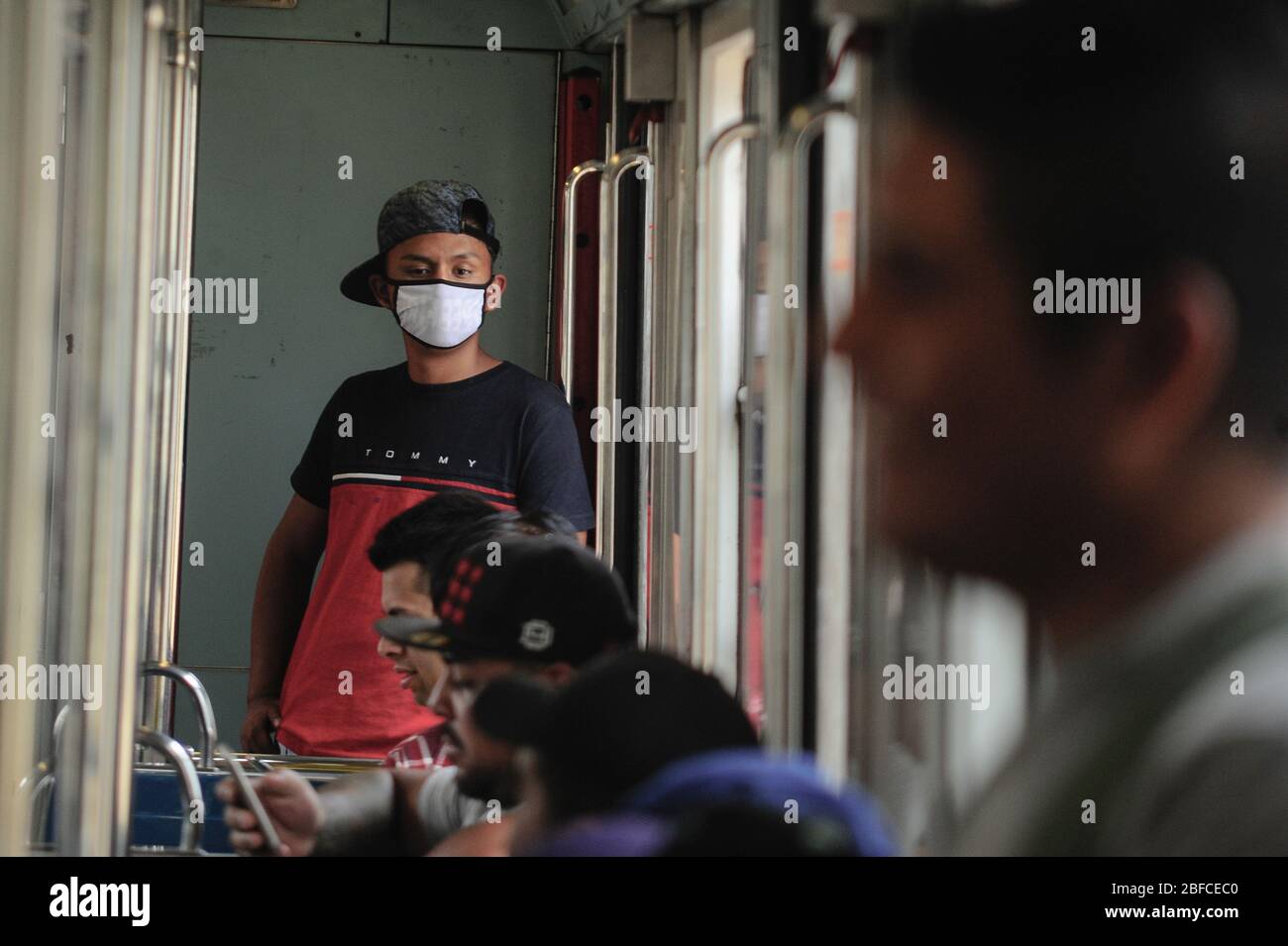 Mexiko-Stadt, Mexiko. April 2020. MEXIKO-STADT, MEXIKO -APRIL 15: Ein Mann trägt eine chirurgische Maske als Schutzmaßnahme, während er inmitten des täglichen Lebens der Coronavirus-Sperre auf der U-Bahn fährt. Die mexikanische Regierung machte es für jeden, der eine Schutzmaske trägt, einmal außerhalb seiner Häuser obligatorisch, einen Versuch, die Ausbreitung der Covid-19 einzudämmen. Am 15. April 2020 in Mexiko-Stadt, Mexiko (Foto: Eyepix Group/Pacific Press/Sipa USA) Quelle: SIPA USA/Alamy Live News Stockfoto