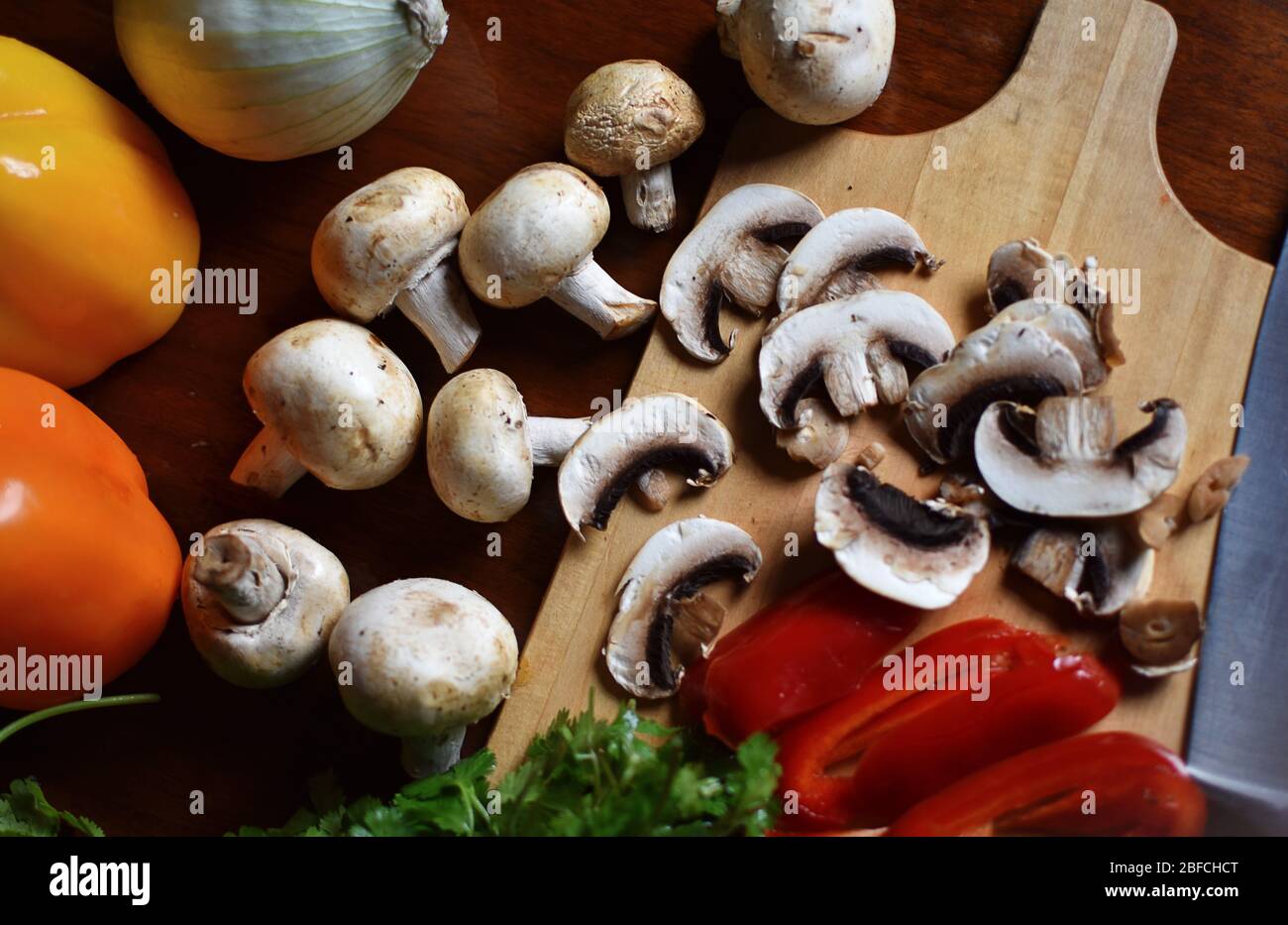 Stillleben von Gemüse einschließlich Pilze, Paprika, Koriander, Draufsicht Stockfoto