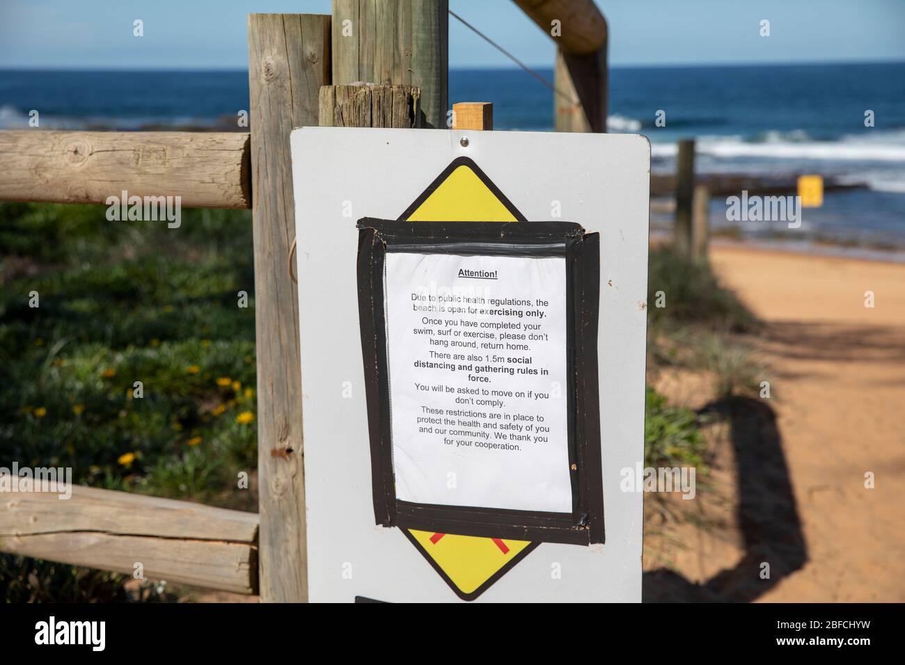 Sydney, Australien. Samstag, 18. April 2020. Der Strand Mona Vale an den nördlichen Stränden von Sydney ist einer der Strände der Stadt, der offen bleibt, aber die Bewohner können den Strand nur zum Zweck der Bewegung erreichen. Picknick- und Grillbereiche am Strand sind wegen COVID-19 Pandemie geschlossen.Credit Martin Berry/Alamy Live News Stockfoto