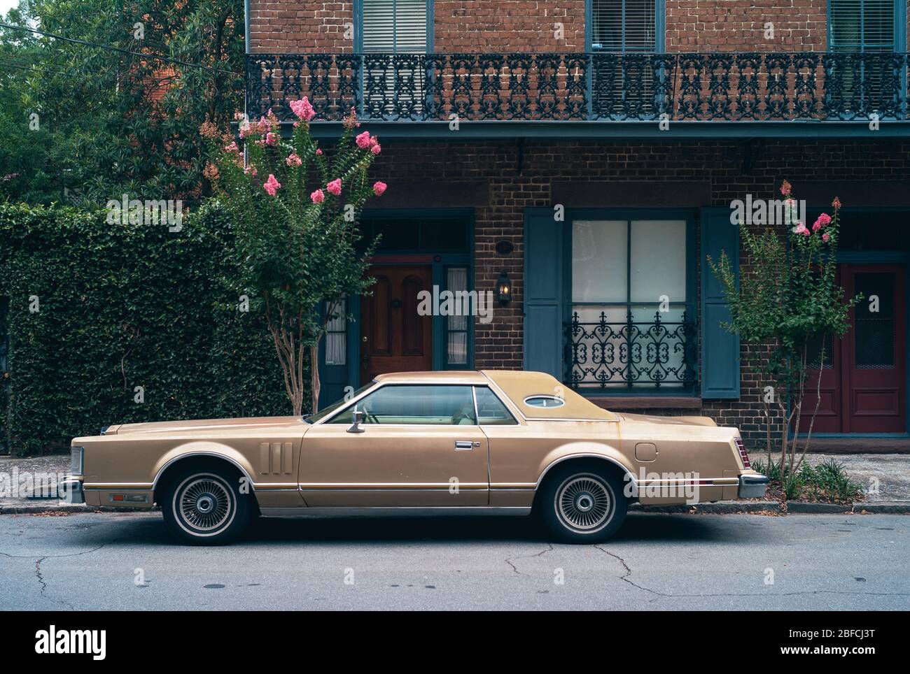 Oldtimer 1970er Auto vor einem eleganten, südlichen Old Town House in Savannah, Georgia, USA geparkt. Ein zweitüriger Luxus-Coupé aus den 1970er Jahren, 1977- Stockfoto