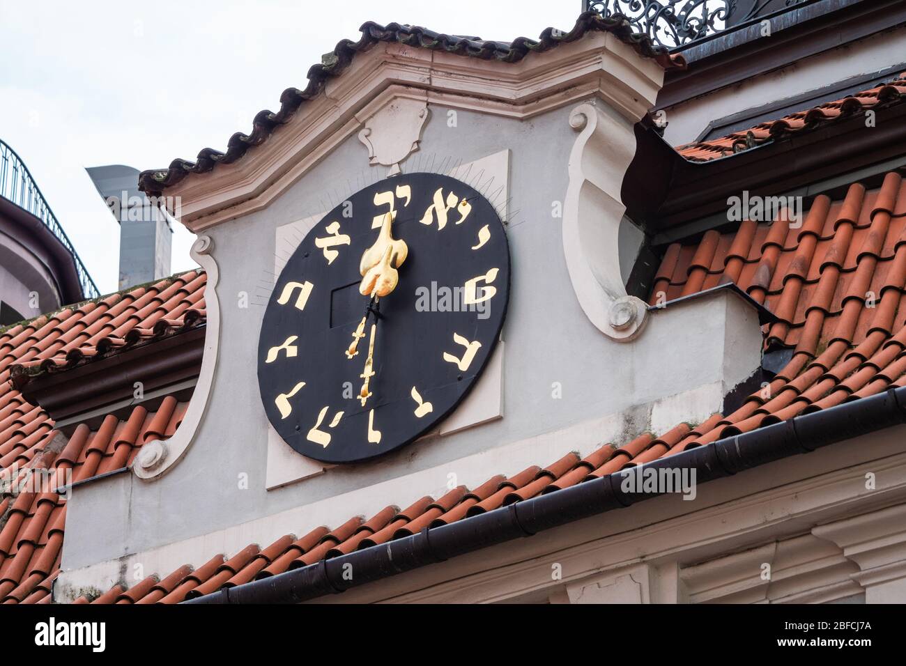 Hebräische Uhr, die gegen den Uhrzeigersinn läuft, genannt Hodiny jdoucí pozpátku auf dem jüdischen Rathaus genannt Zidovska Radnice oder Maiselova Radnice in Prag, Stockfoto