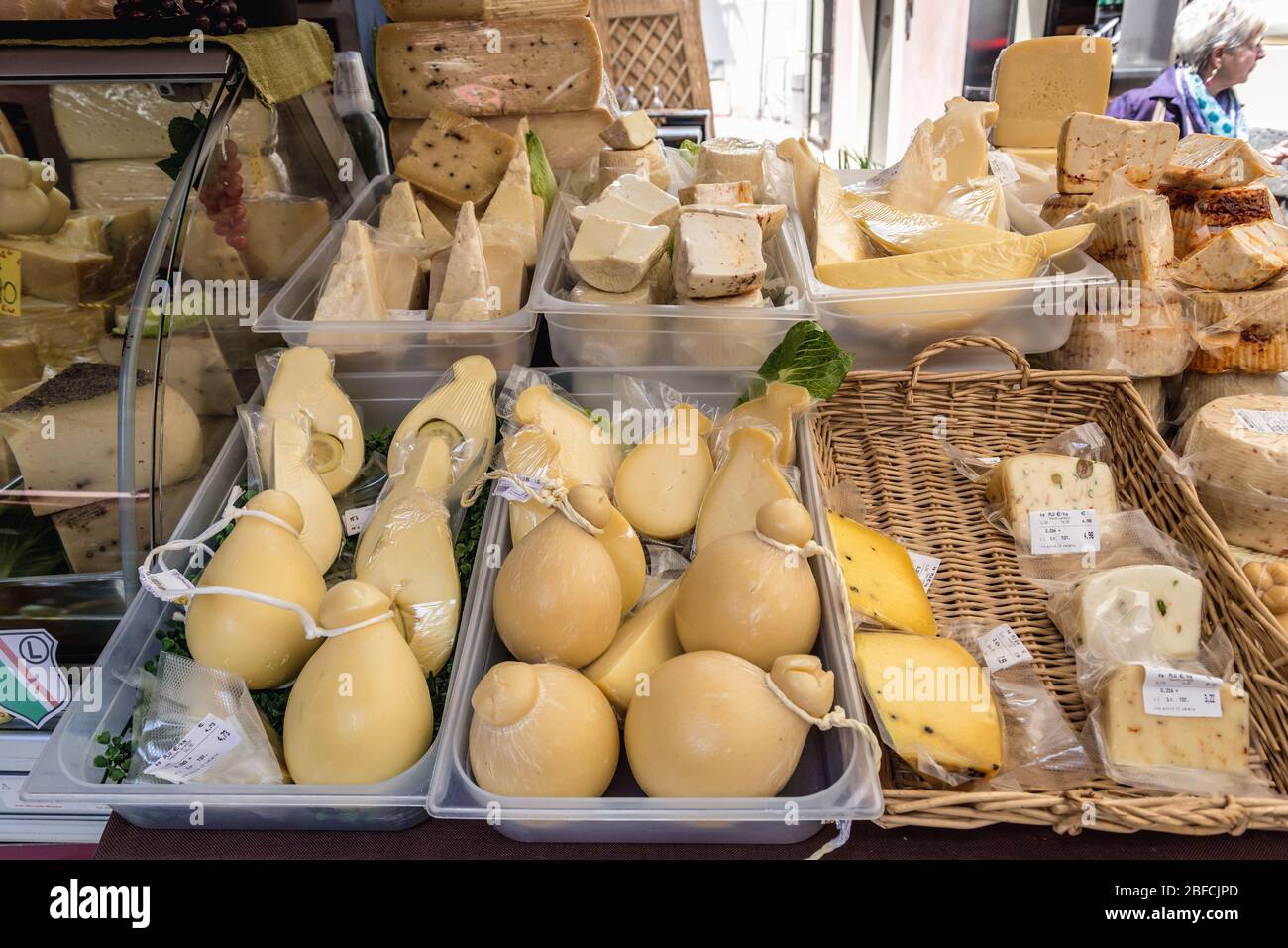 Caciocavallo Käse zum Verkauf auf einem Lebensmittelmarkt neben dem berühmten Pescheria Fischmarkt in Catania, zweitgrößte Stadt der Insel Sizilien in Italien Stockfoto
