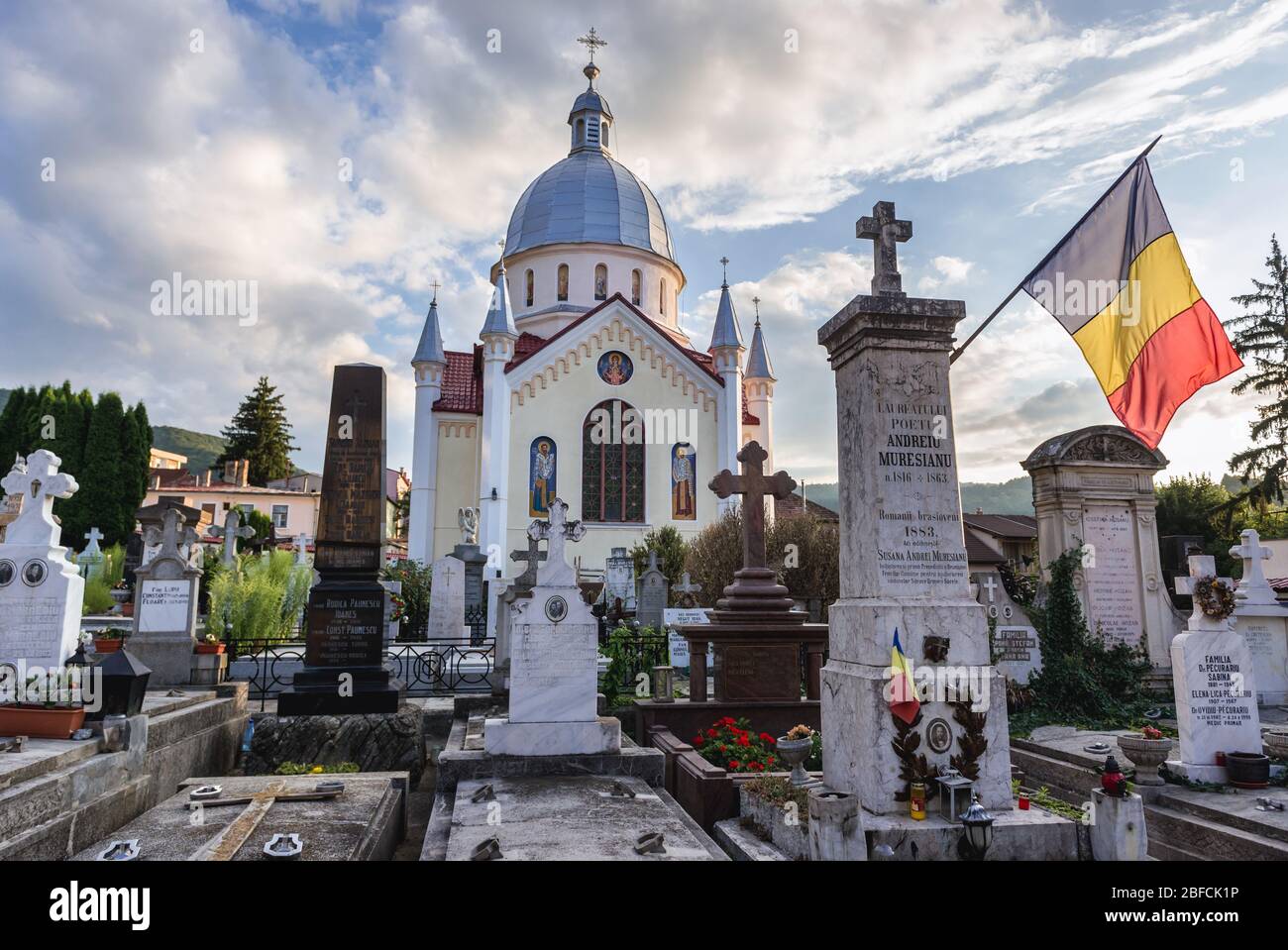 Friedhof vor der Kirche von Saint Parascheva in Brasov, dem Verwaltungszentrum des Kreises Brasov, Rumänien, Blick mit Andrei Muresanu Grab Stockfoto