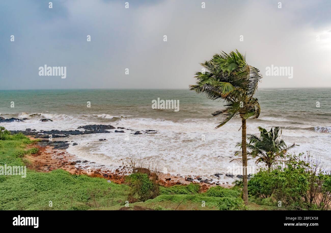 Foto des Klimawandels, aufgenommen während der schnellen Wirbelwinde, die durch die Küstenregion strömen, mit starkem Regenguss am Horizont. Stockfoto