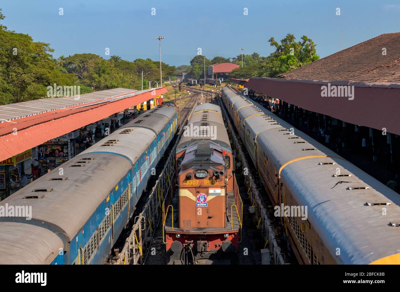 Züge der indischen Eisenbahn, an Bahnsteig für Passagierbeförderung und warten auf grünes Signal zur geplanten Zeit von Margao Bahnhof abzufahren Stockfoto