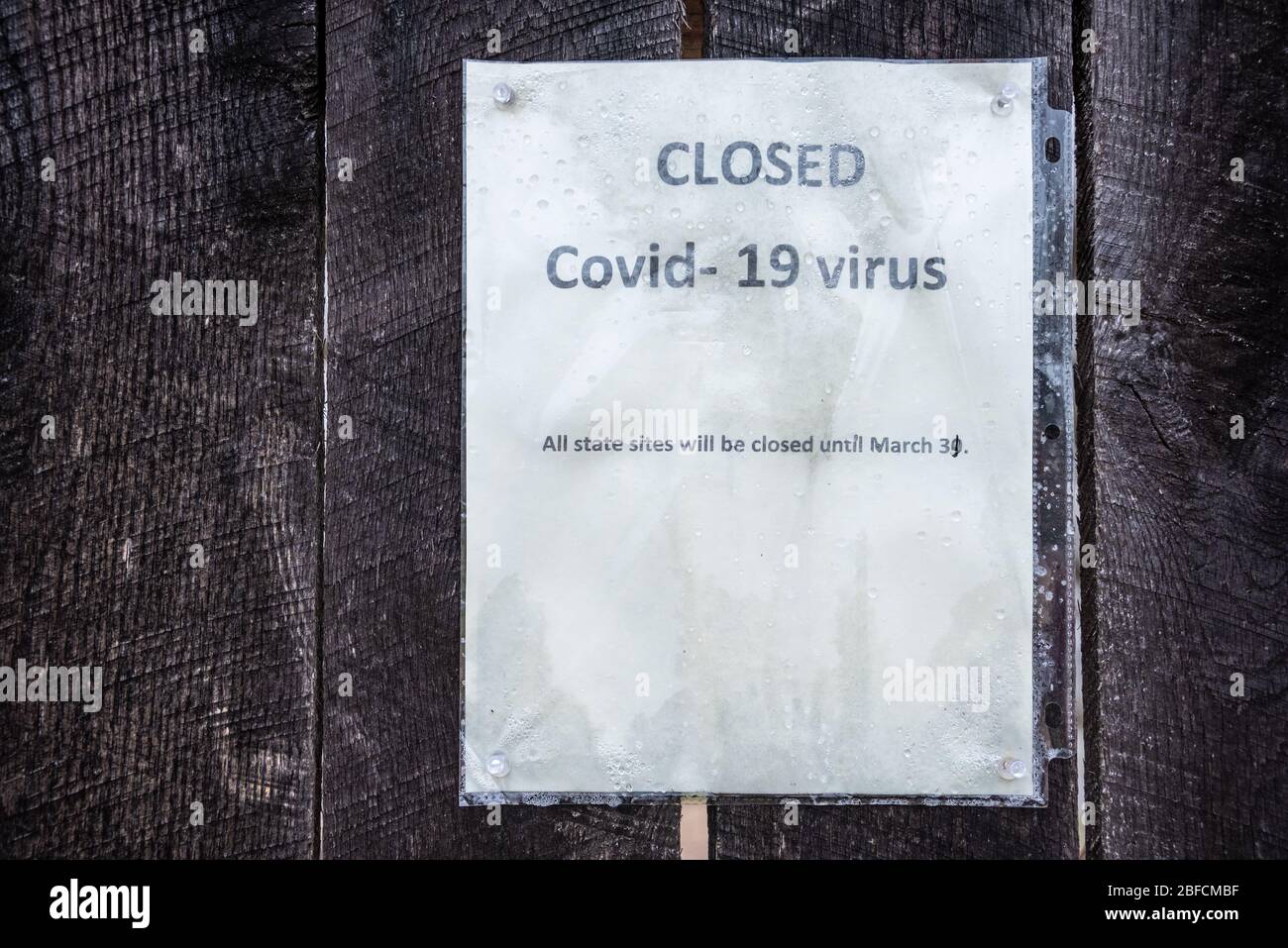 Wegen der COVID-19-Pandemie wurde an den Holztoren der Fort Gibson Historic Site in Fort Gibson, Oklahoma, eine Schließungsmitteilung festgeklemmt. (USA) Stockfoto