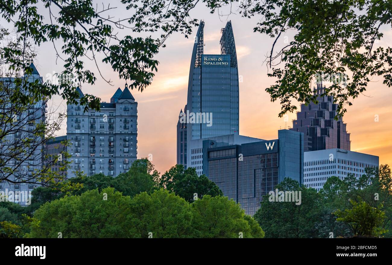 Skyline von Midtown Atlanta, Georgia bei Sonnenuntergang vom Piedmont Park. (USA) Stockfoto