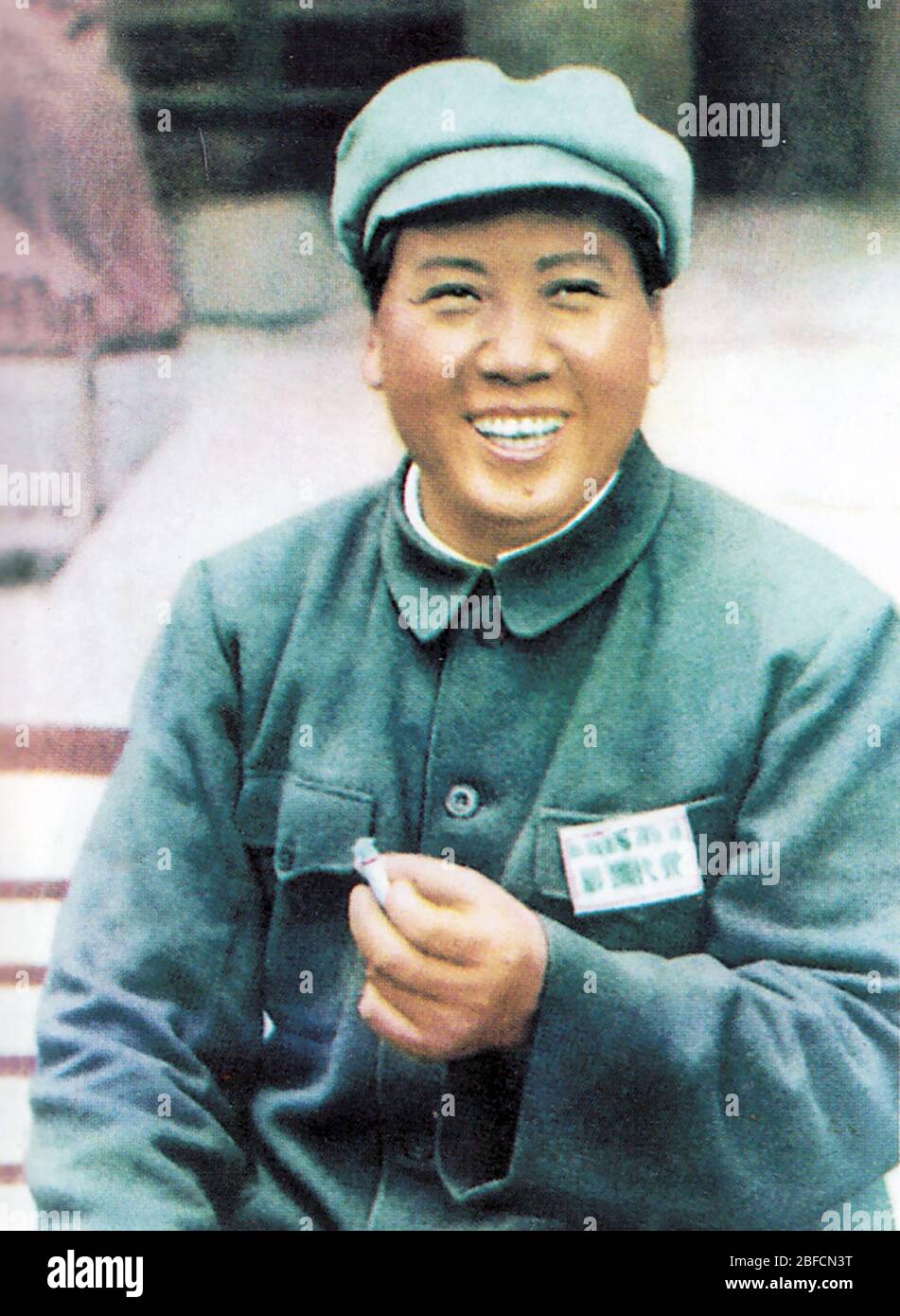 KLEINES ROTES BUCH Fotos von Mao Zedong aus seinem Buch "Zitate vom Vorsitzenden Mao-Tse-tung" aus dem Jahr 1964, das im Volksmund das kleine Rote Buch genannt wird Stockfoto